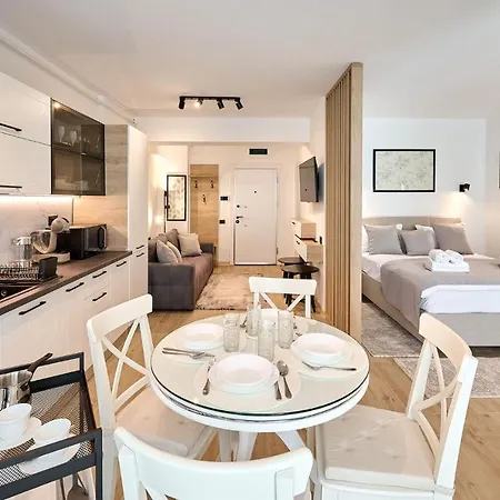 The Point In Infinity Spa&pools - Parking